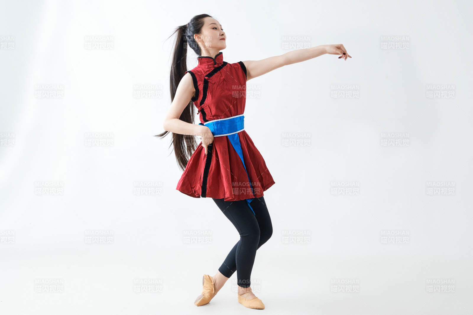 穿着蒙族服饰跳着草原舞蹈的少女图片