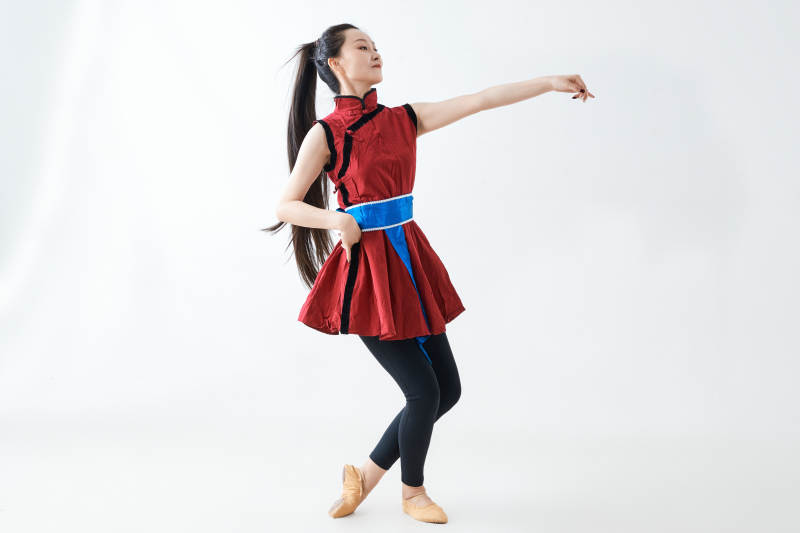 穿着蒙族服饰跳着草原舞蹈的少女图片