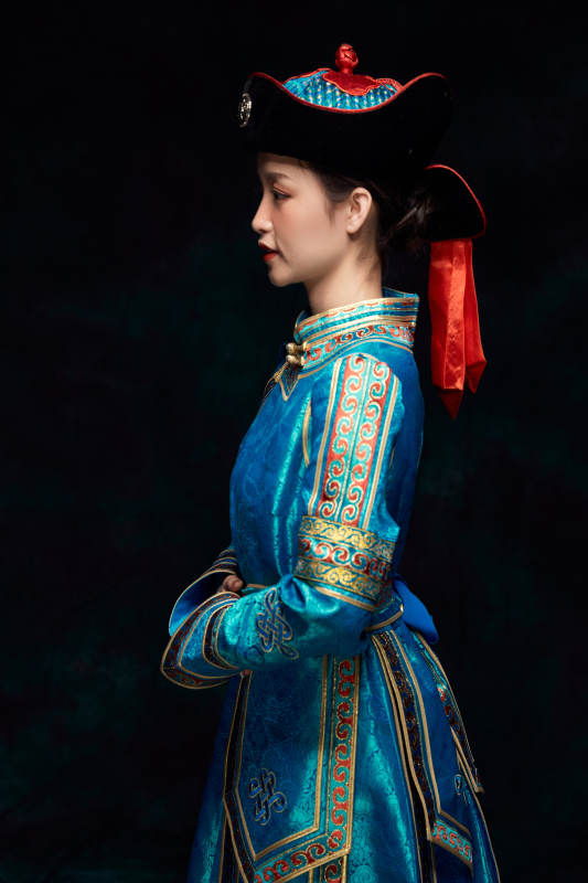 穿着蒙古族服饰的亚洲青年女性图片