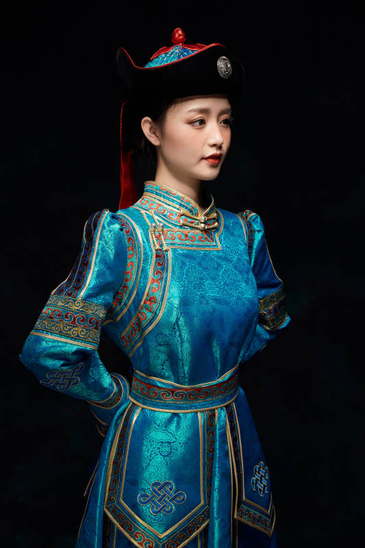 穿着蒙古族服饰的亚洲青年女性图片