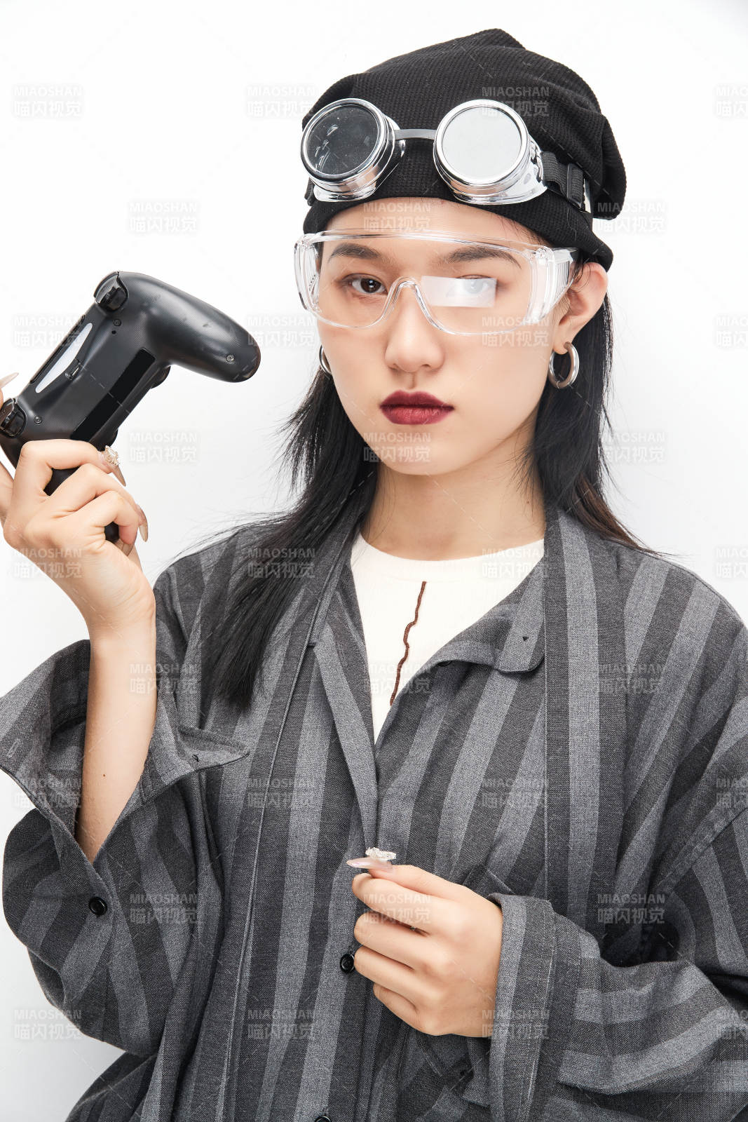 手持电子游戏操控器的亚洲少女图片