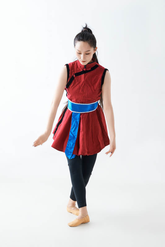 穿着蒙族服饰跳着草原舞蹈的少女图片