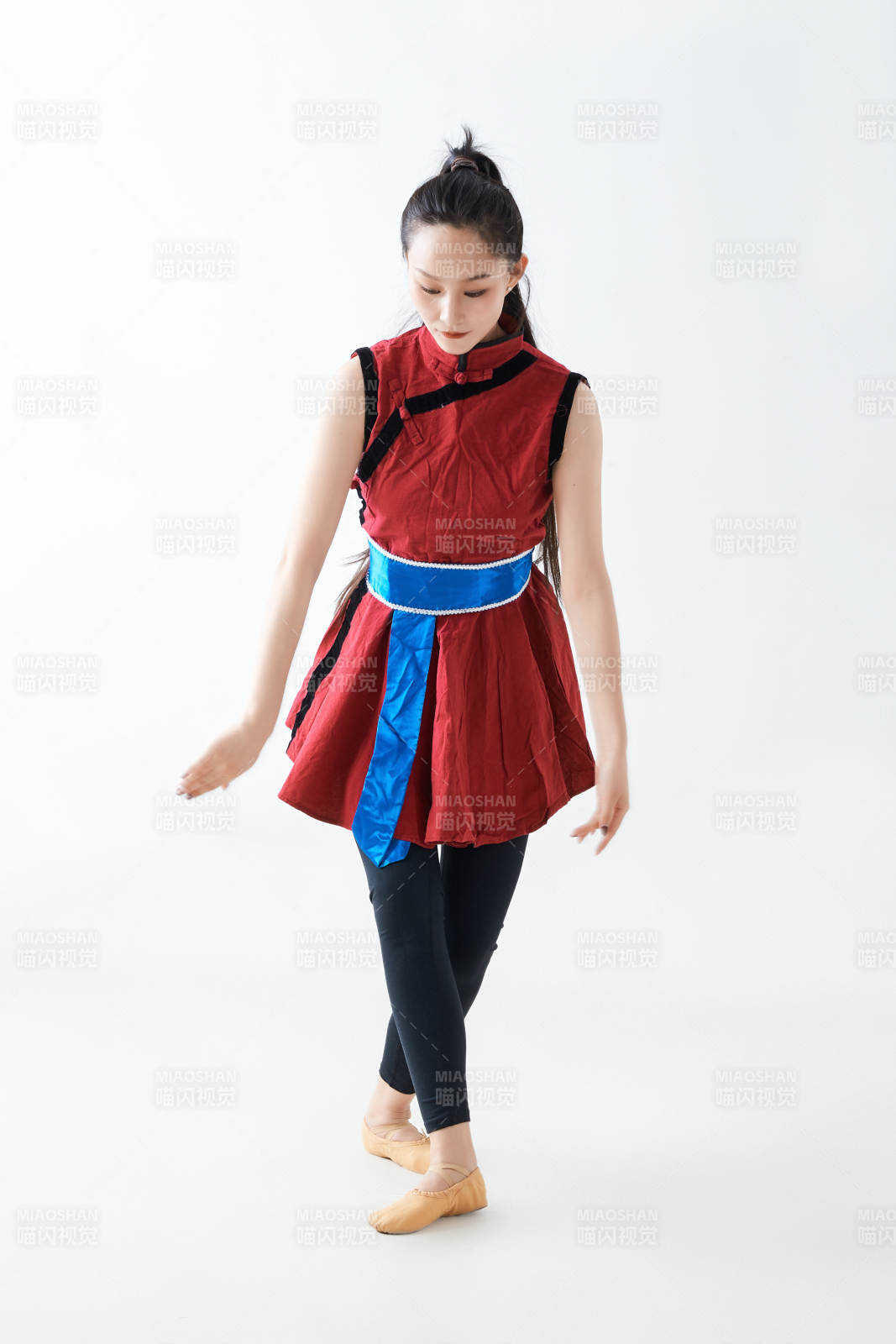 穿着蒙族服饰跳着草原舞蹈的少女图片