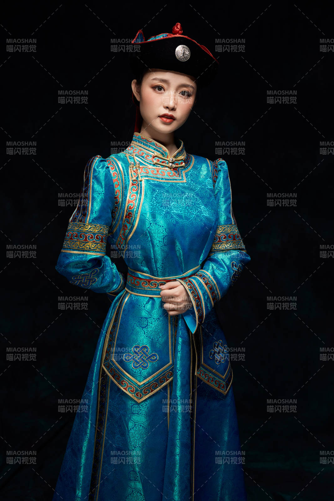 穿着蒙古族服饰的亚洲青年女性图片