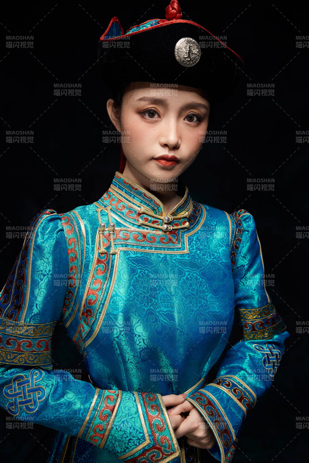 穿着蒙古族服饰的亚洲青年女性图片