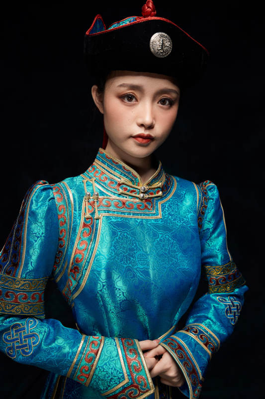 穿着蒙古族服饰的亚洲青年女性图片