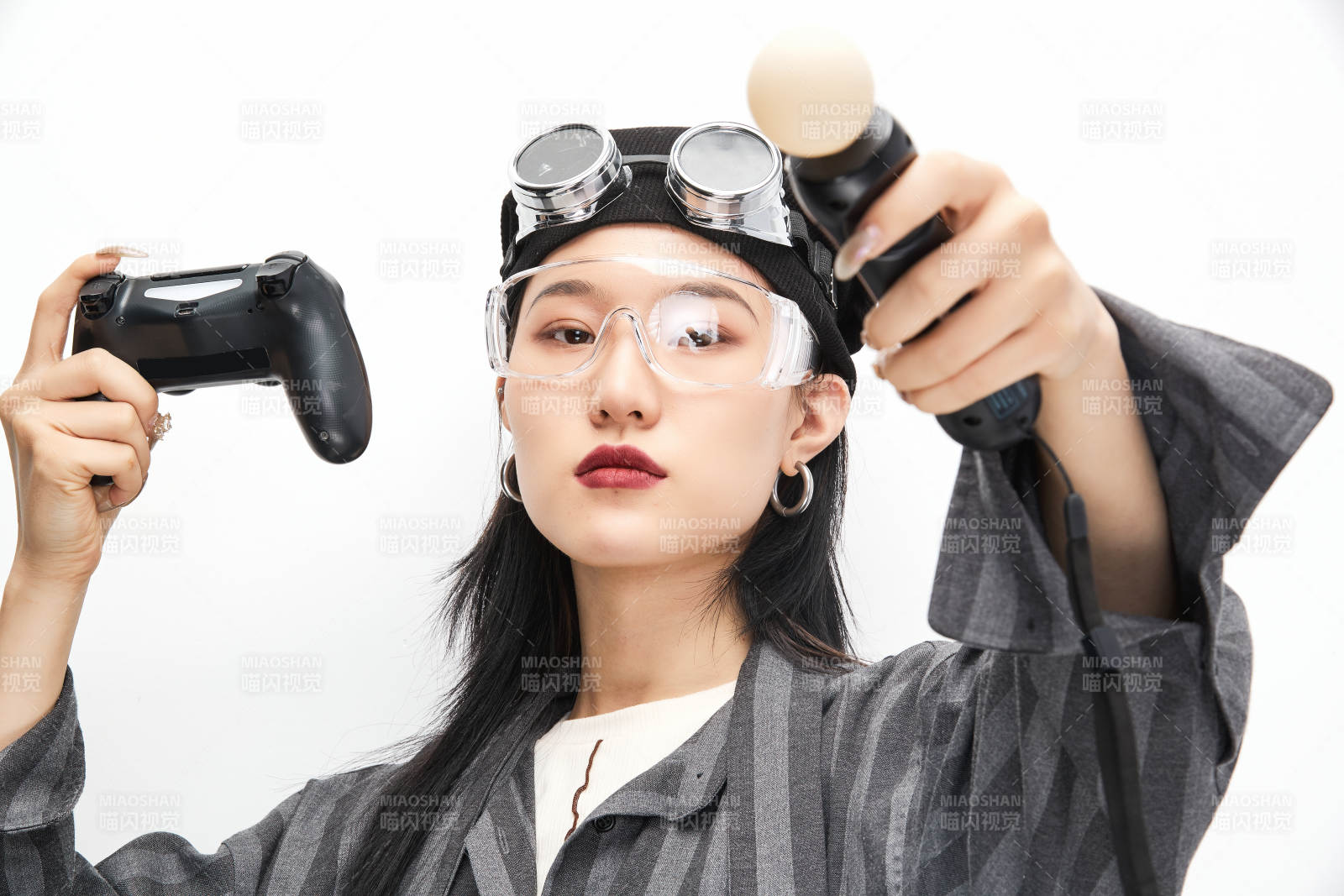 手持电子游戏操控器的亚洲少女图片