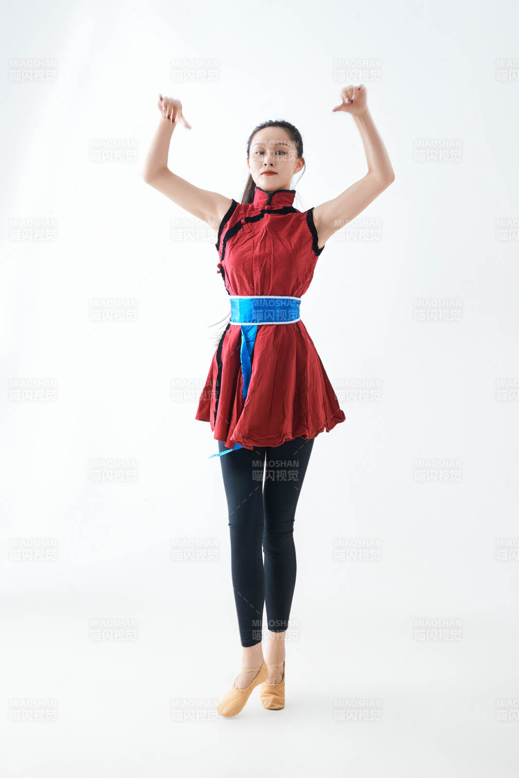 穿着蒙族服饰跳着草原舞蹈的少女图片