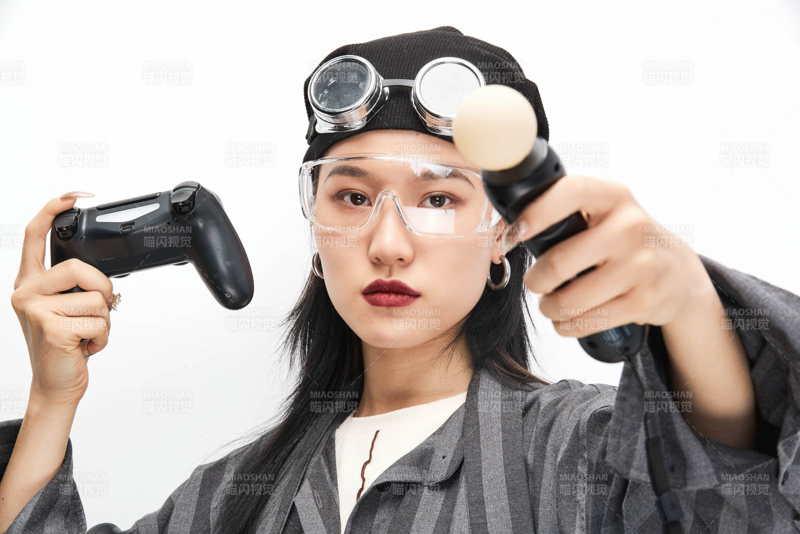 手持电子游戏操控器的亚洲少女图片