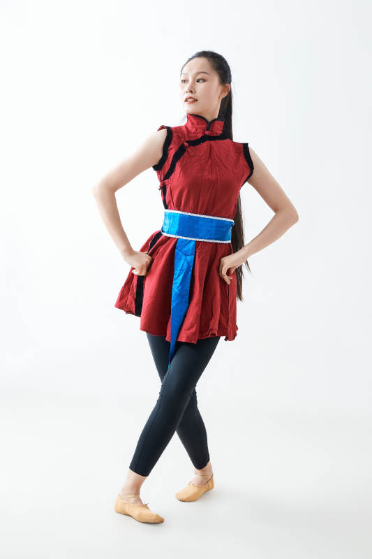 穿着蒙族服饰跳着草原舞蹈的少女图片