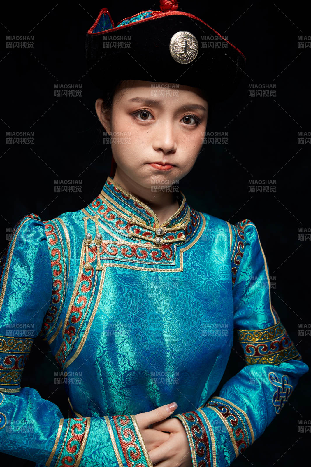 穿着蒙古族服饰的亚洲青年女性图片