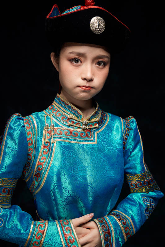 穿着蒙古族服饰的亚洲青年女性图片