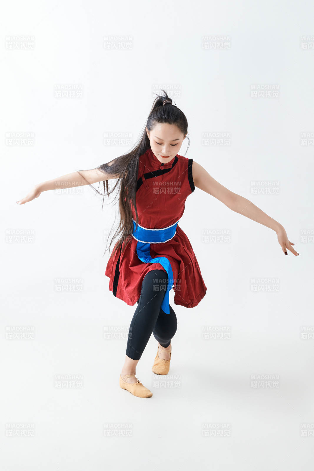 穿着蒙族服饰跳着草原舞蹈的少女图片