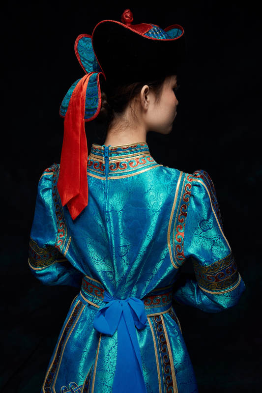 穿着蒙古族服饰的亚洲青年女性图片