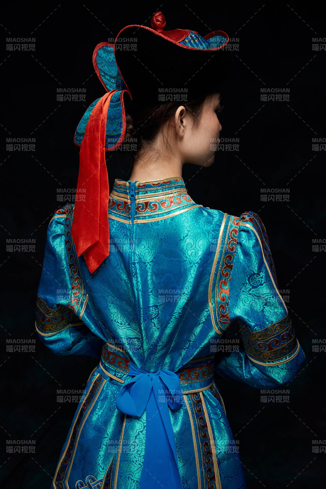 穿着蒙古族服饰的亚洲青年女性图片