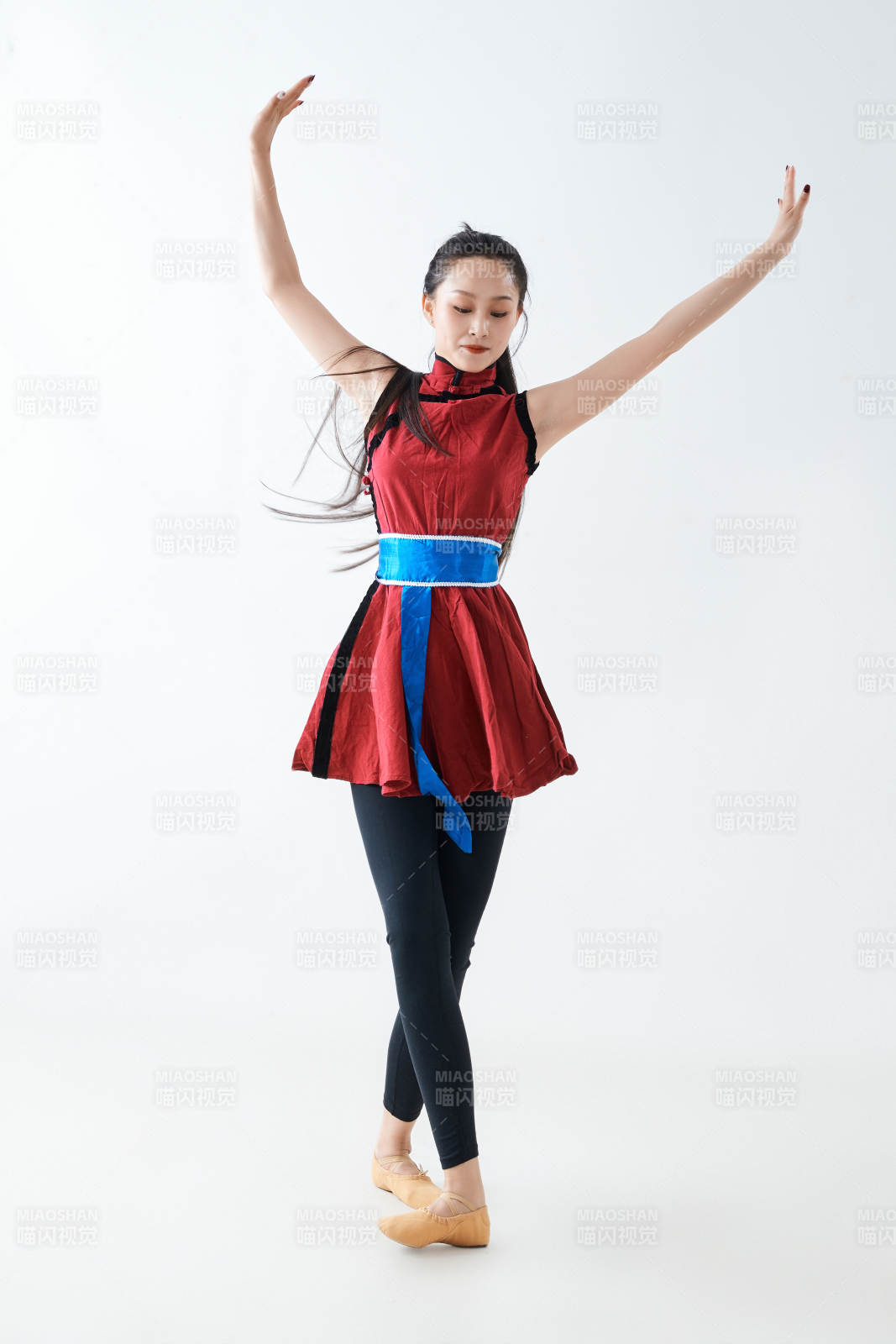 穿着蒙族服饰跳着草原舞蹈的少女图片