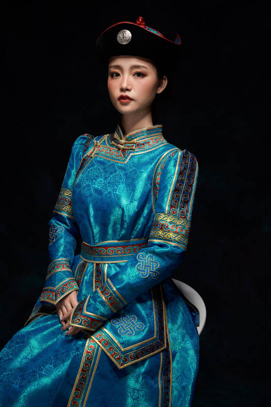 穿着蒙古族服饰的亚洲青年女性图片