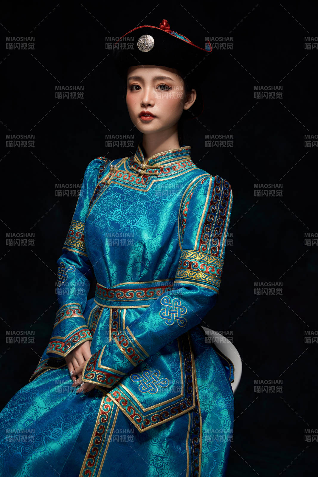 穿着蒙古族服饰的亚洲青年女性图片