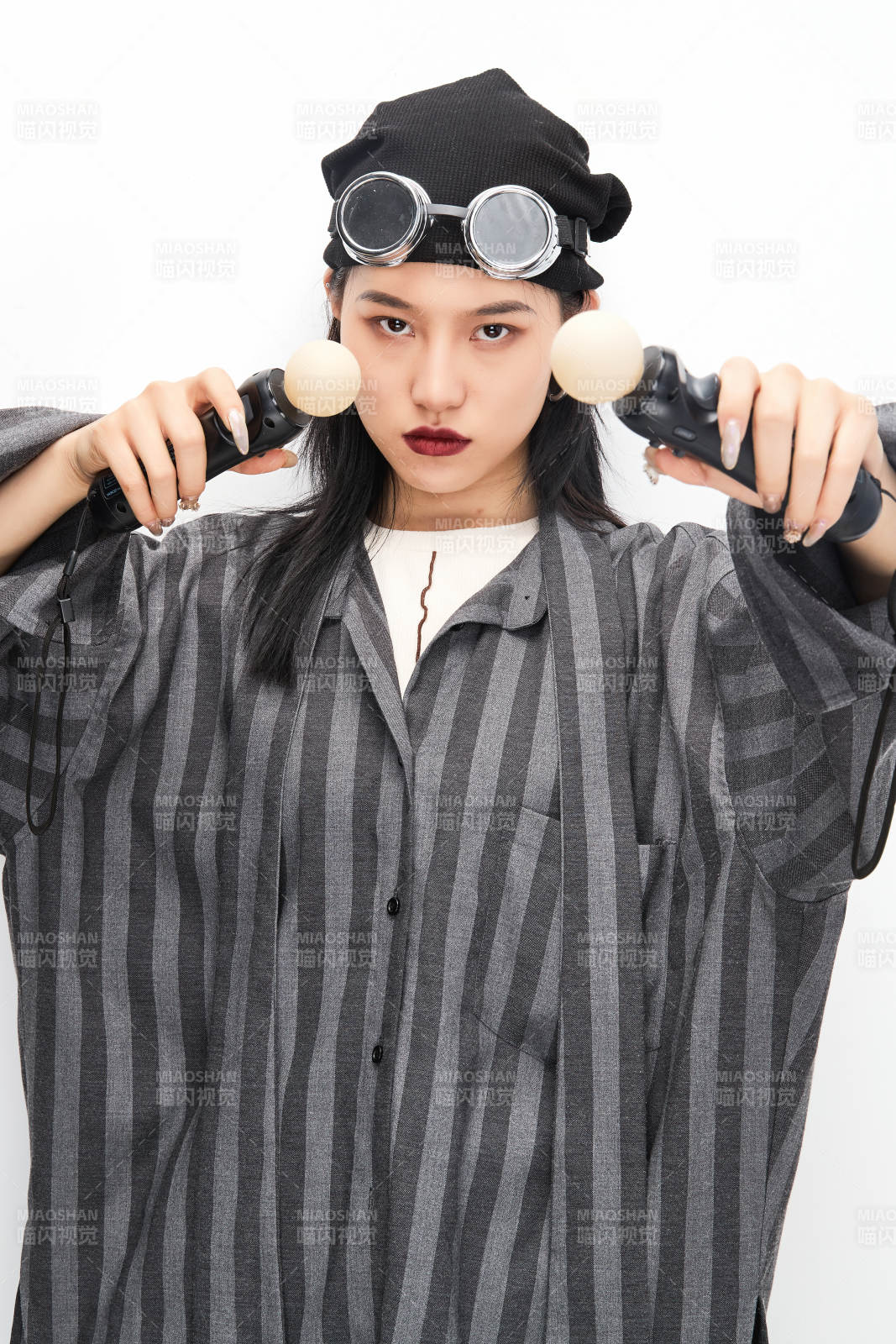 手持电子游戏操控器的亚洲少女图片