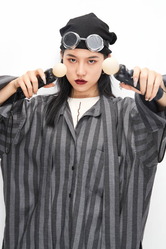 手持电子游戏操控器的亚洲少女图片