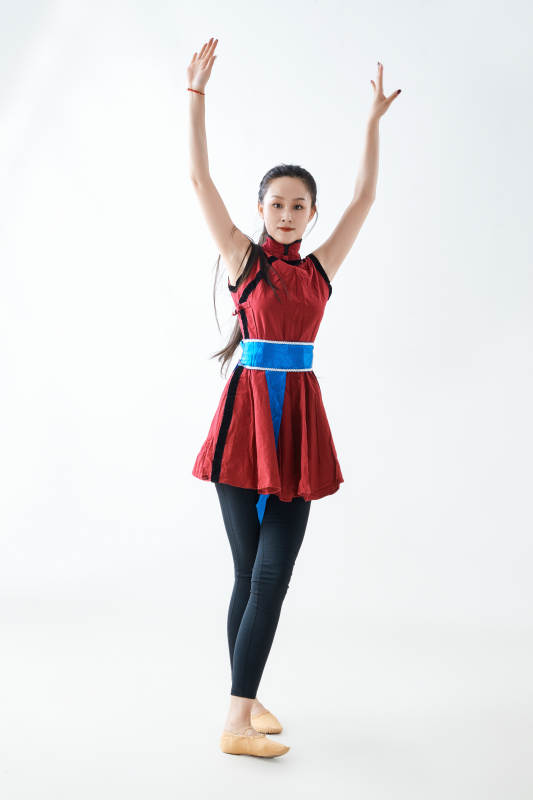 穿着蒙族服饰跳着草原舞蹈的少女图片