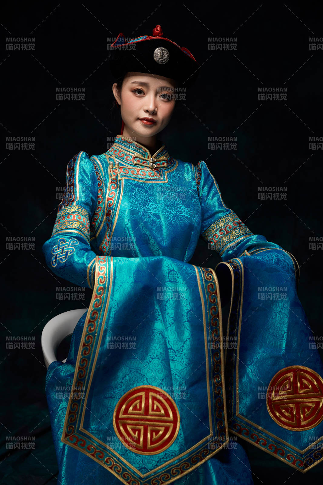 穿着蒙古族服饰的亚洲青年女性图片