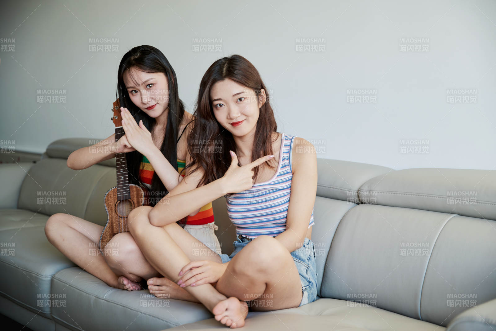 在家做主播直播的亚洲年轻闺蜜少女图片