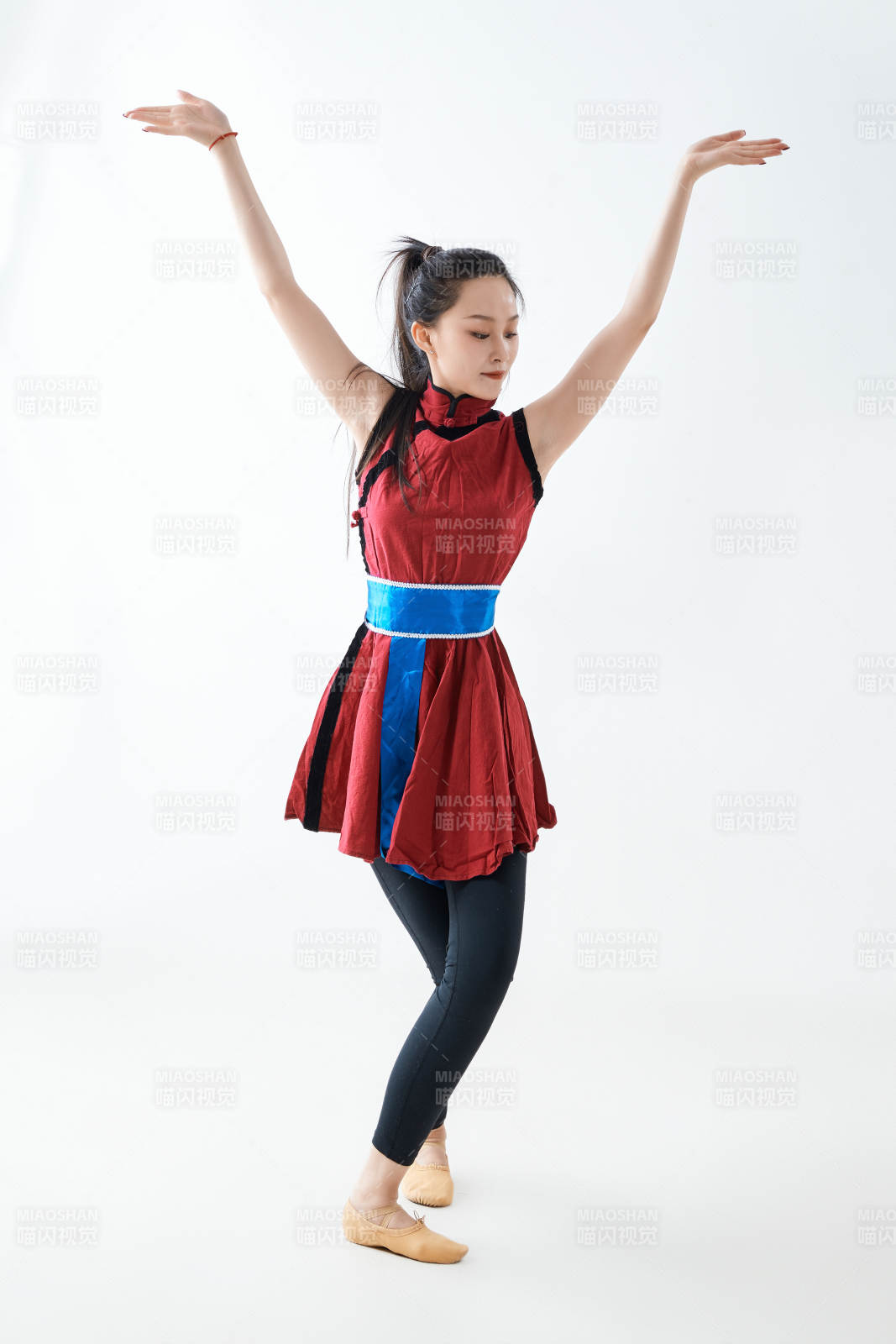 穿着蒙族服饰跳着草原舞蹈的少女图片