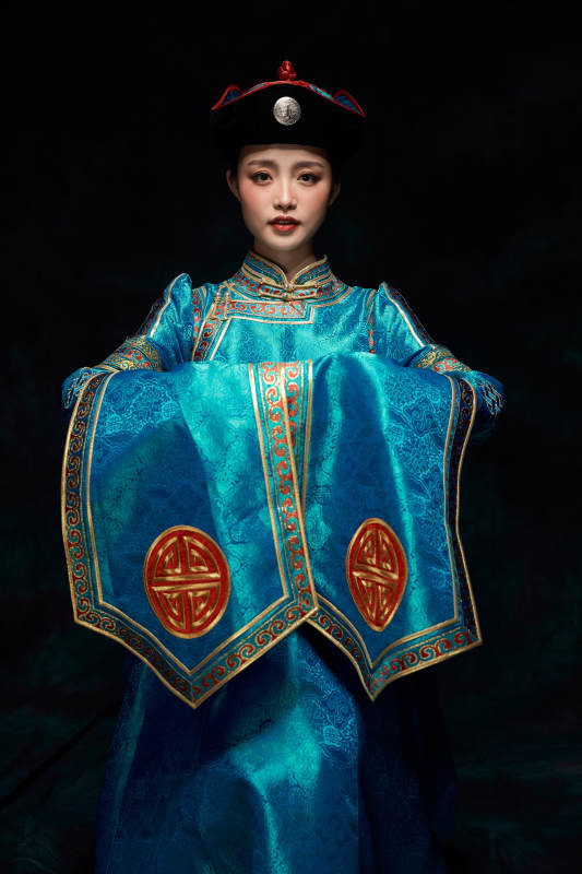 穿着蒙古族服饰的亚洲青年女性图片