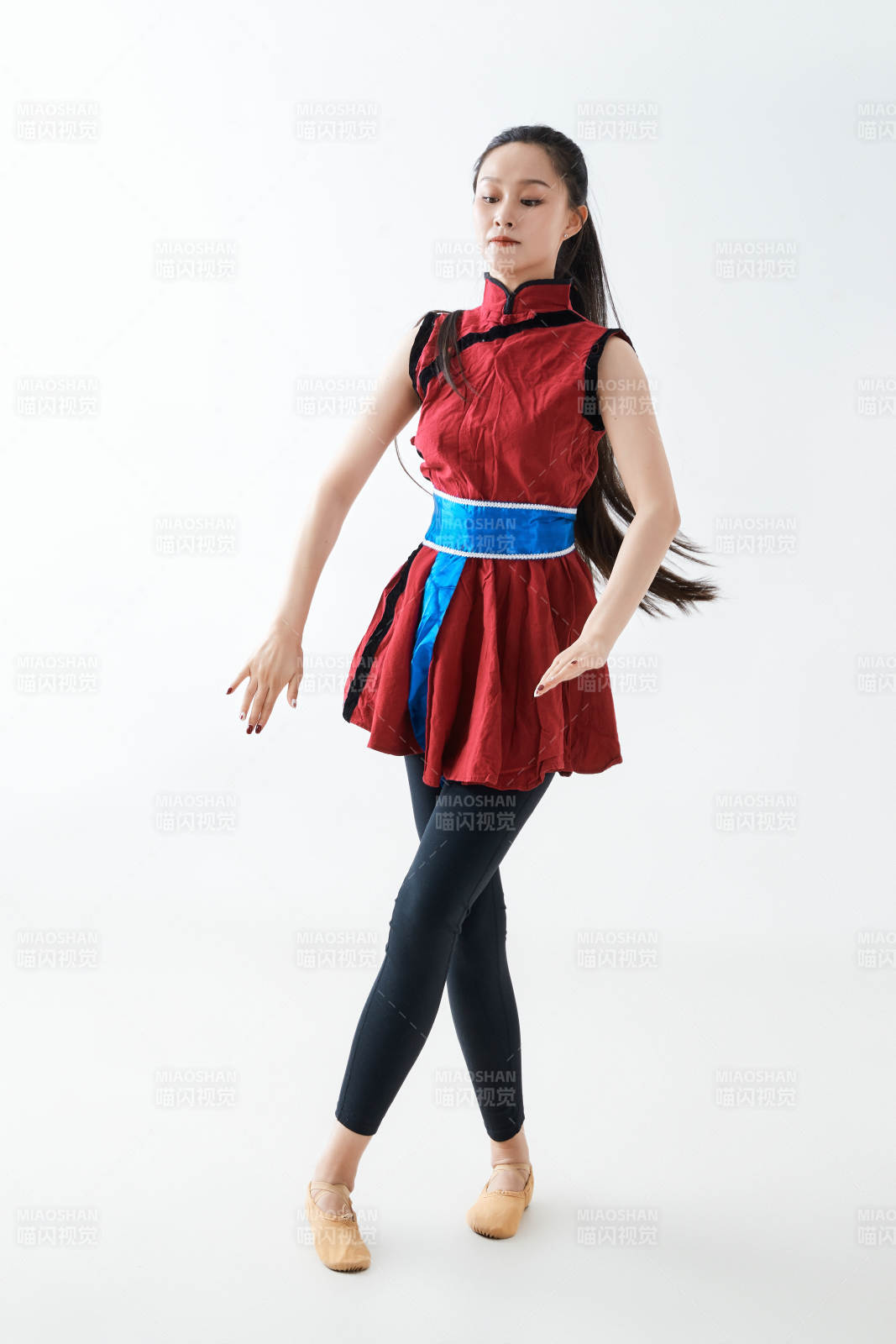 穿着蒙族服饰跳着草原舞蹈的少女图片