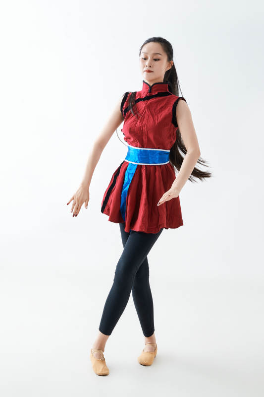 穿着蒙族服饰跳着草原舞蹈的少女图片