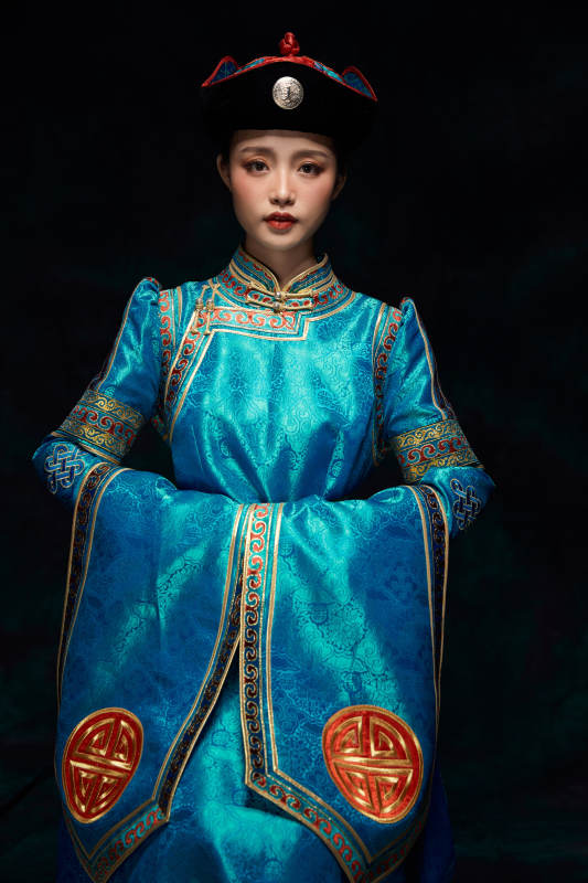 穿着蒙古族服饰的亚洲青年女性图片