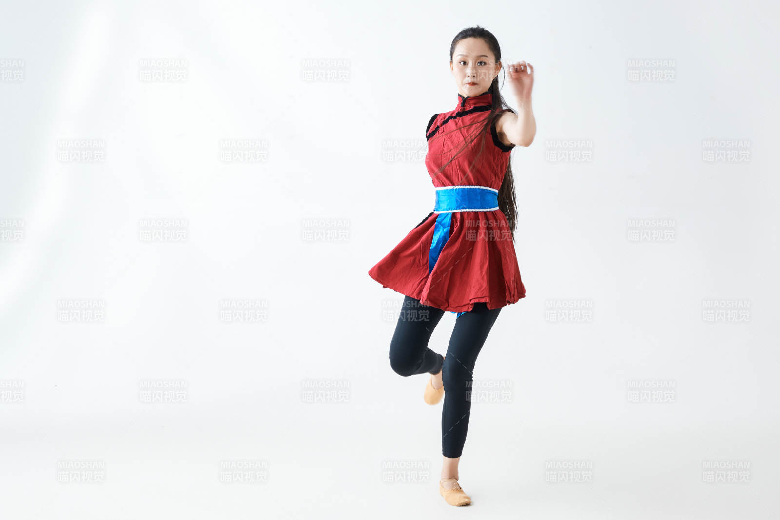 穿着蒙族服饰跳着草原舞蹈的少女图片