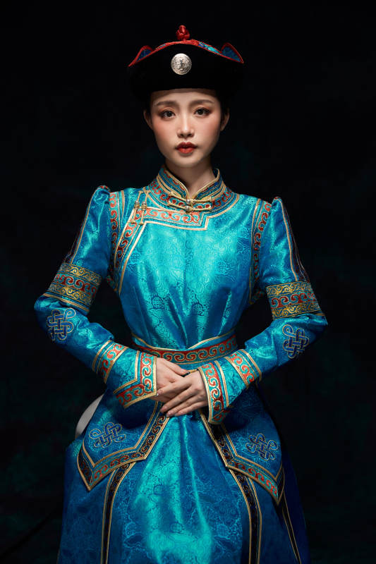 穿着蒙古族服饰的亚洲青年女性图片