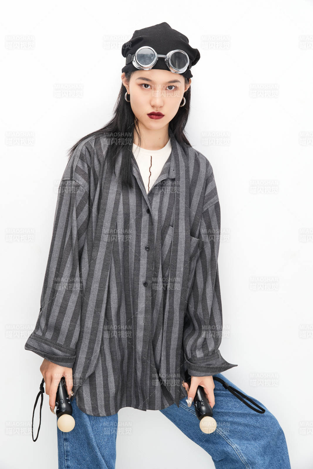 手持电子游戏操控器的亚洲少女图片