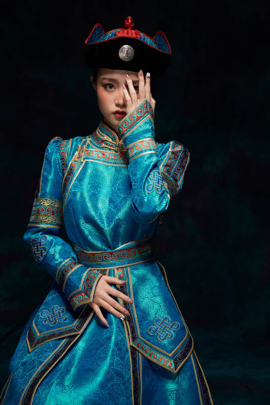 穿着蒙古族服饰的亚洲青年女性图片