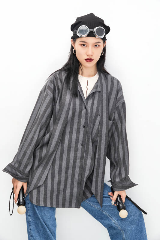 手持电子游戏操控器的亚洲少女图片