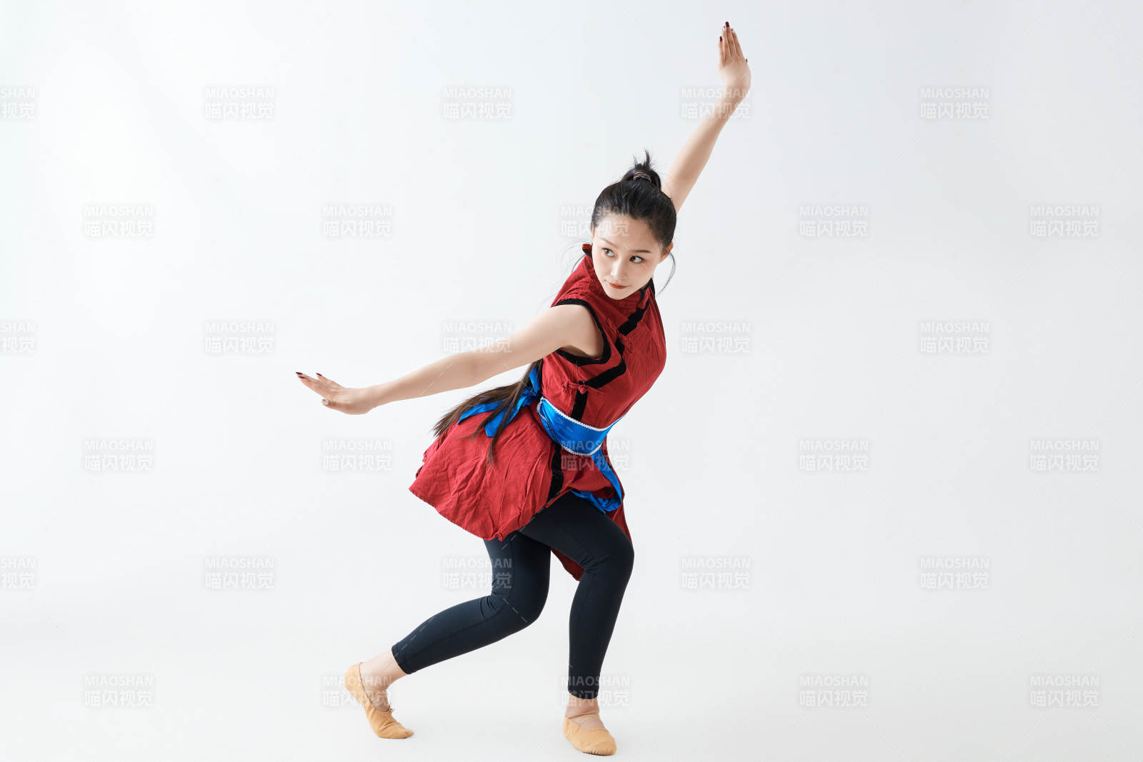 穿着蒙族服饰跳着草原舞蹈的少女图片