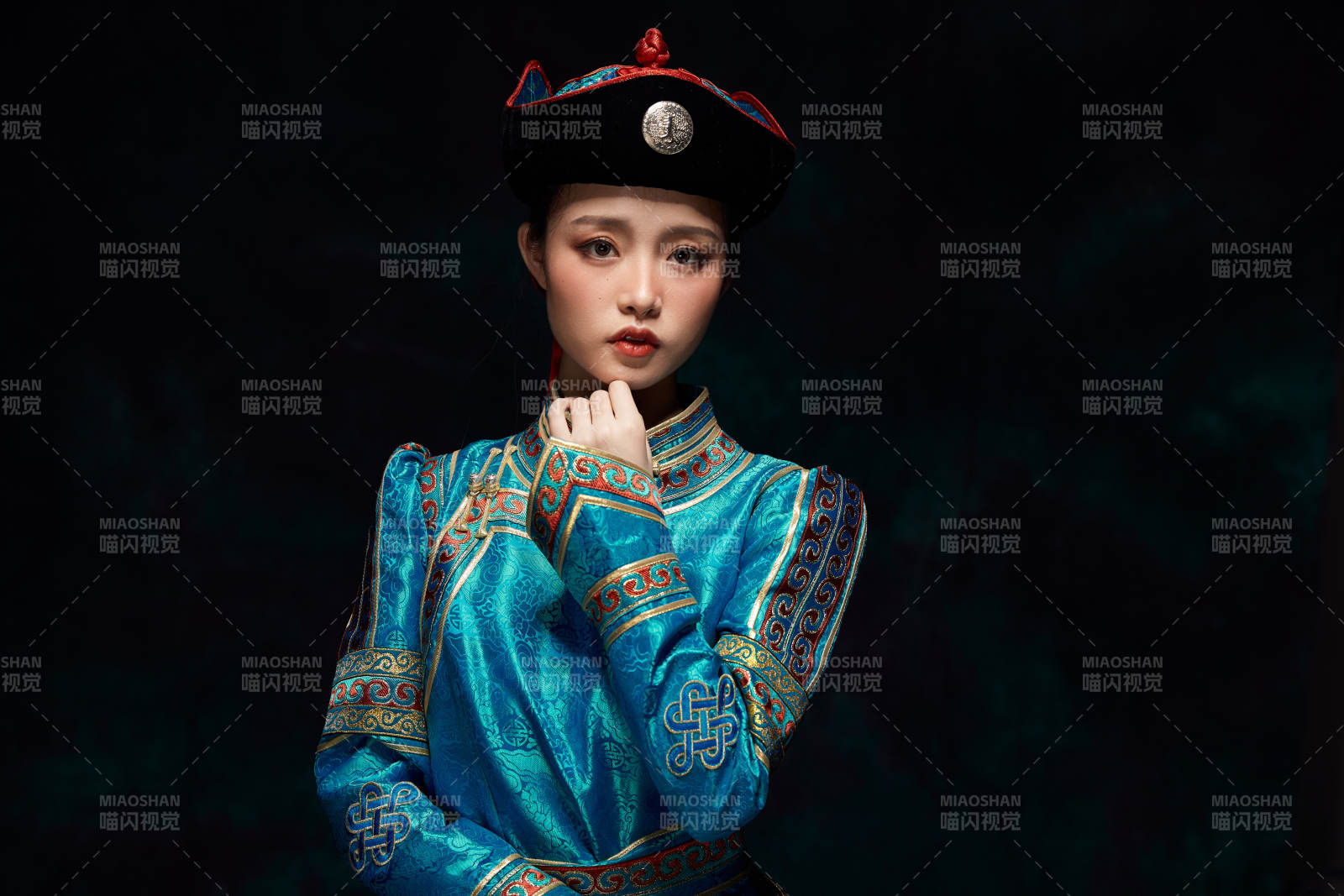 穿着蒙古族服饰的亚洲青年女性图片