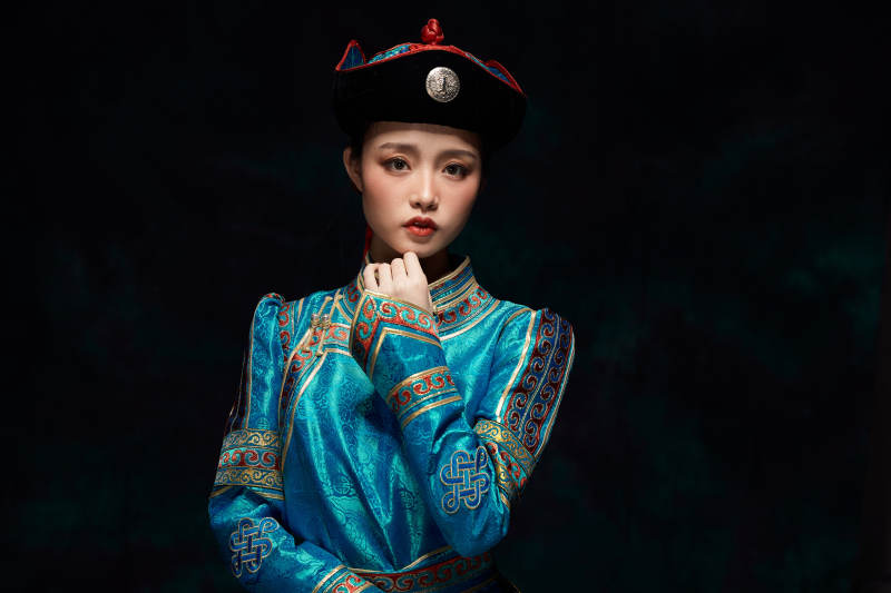 穿着蒙古族服饰的亚洲青年女性图片