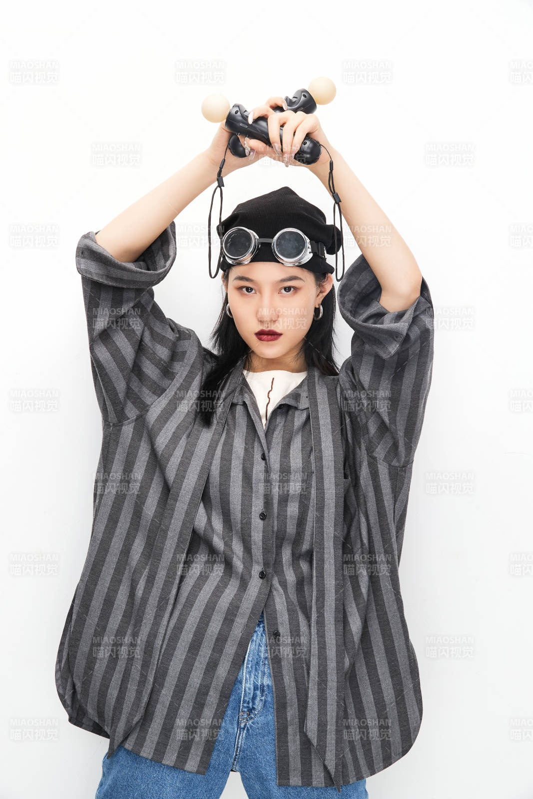 手持电子游戏操控器的亚洲少女图片