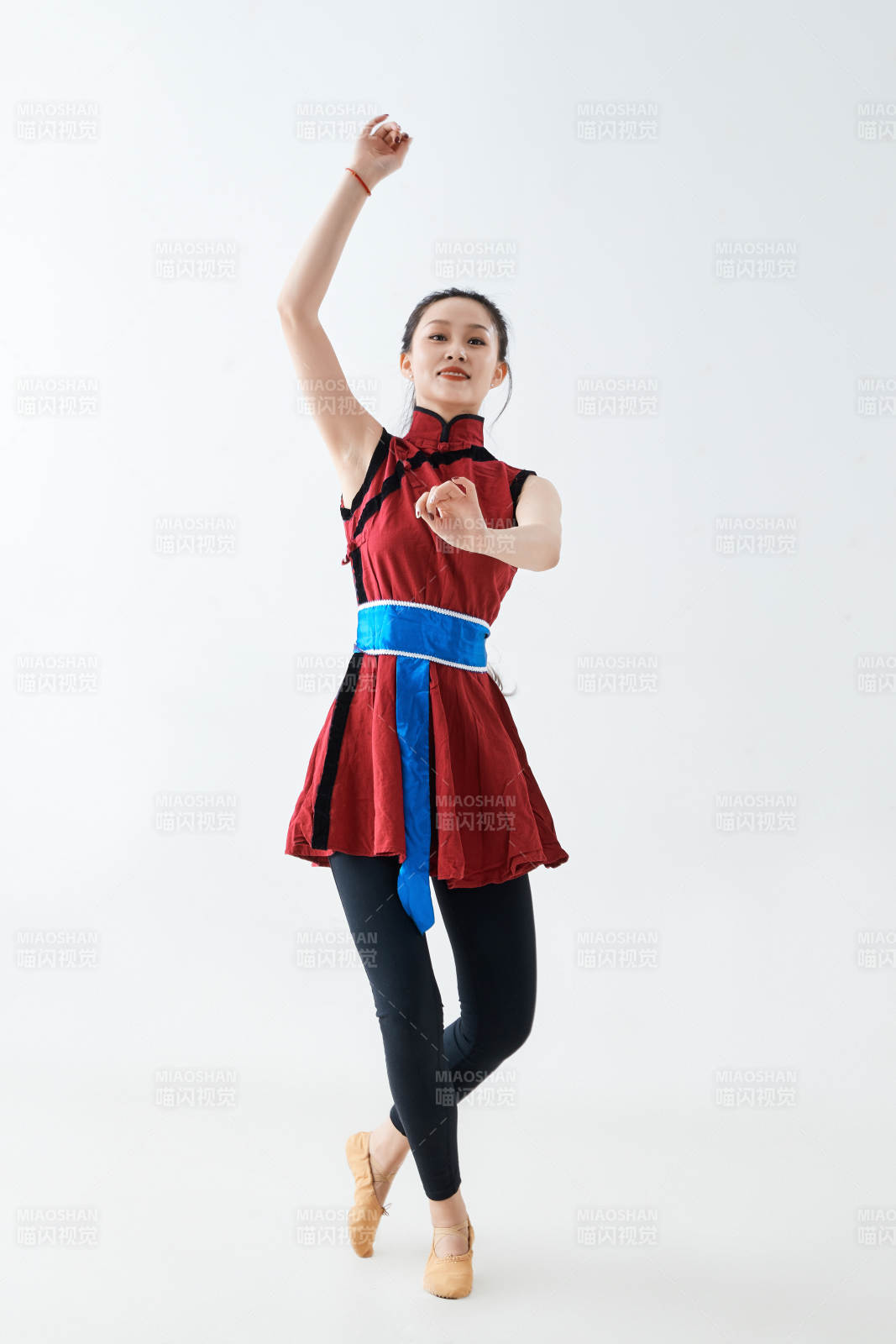 穿着蒙族服饰跳着草原舞蹈的少女图片