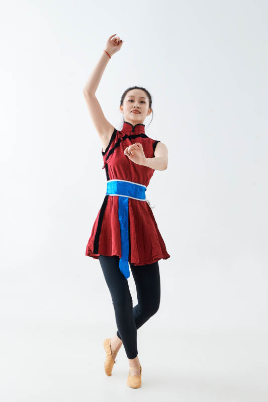 穿着蒙族服饰跳着草原舞蹈的少女图片