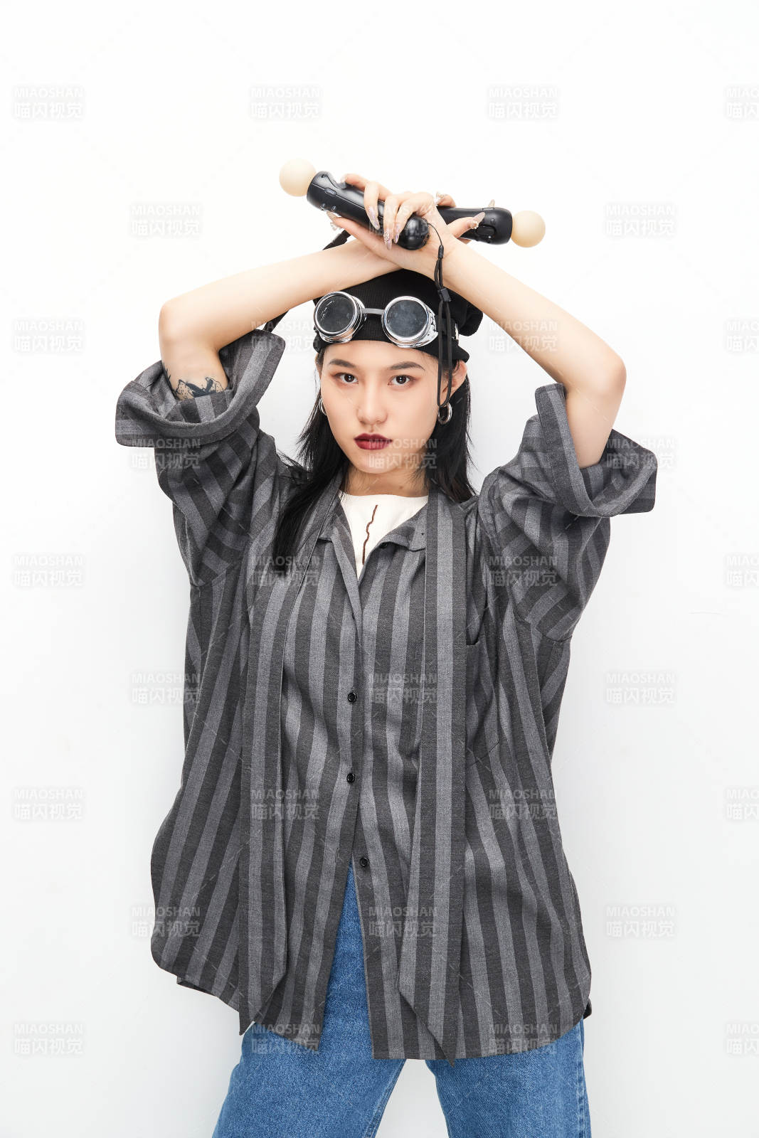 手持电子游戏操控器的亚洲少女图片