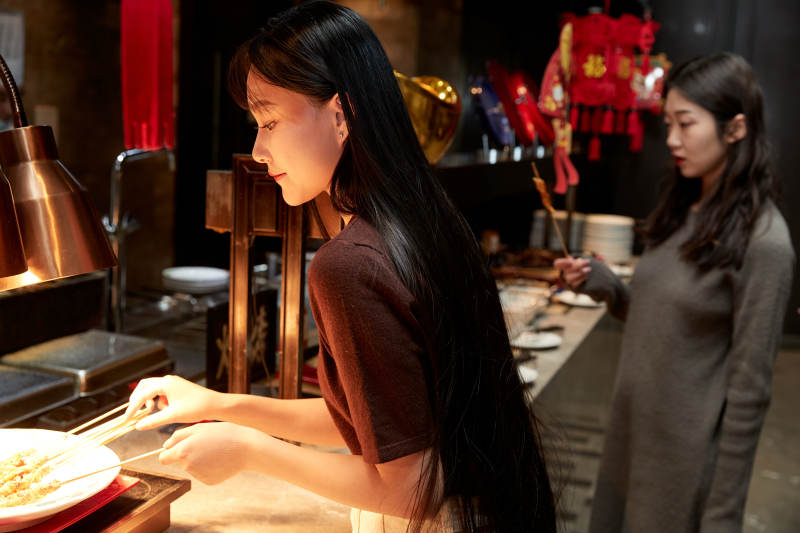 在酒店自助餐厅大吃特吃的亚洲可爱闺蜜少女图片