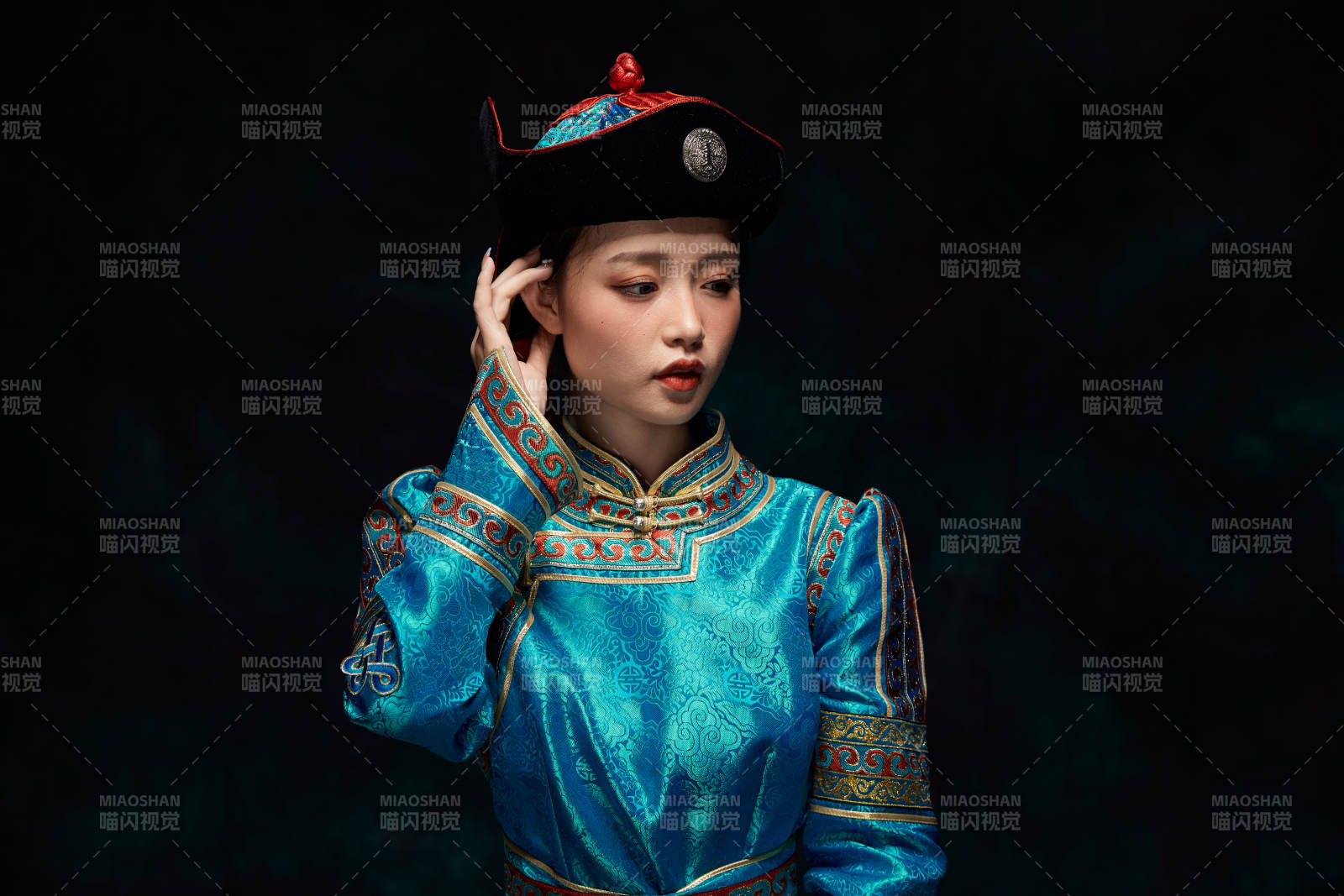 穿着蒙古族服饰的亚洲青年女性图片