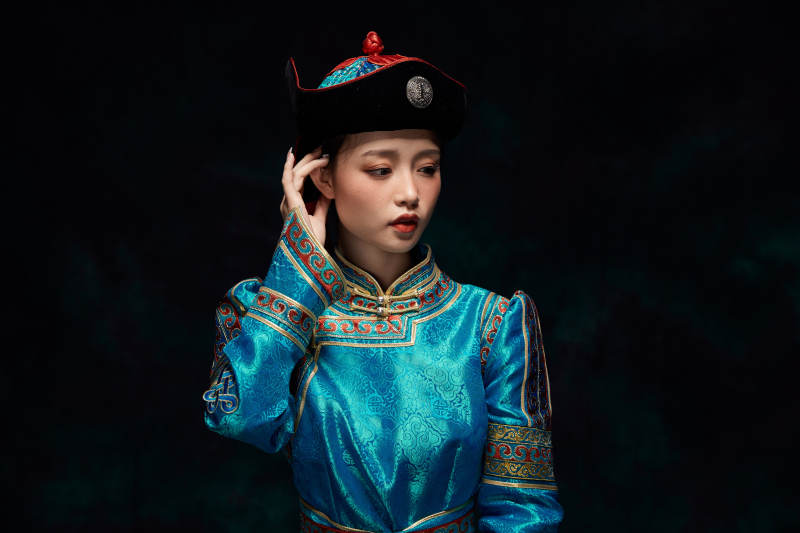 穿着蒙古族服饰的亚洲青年女性图片