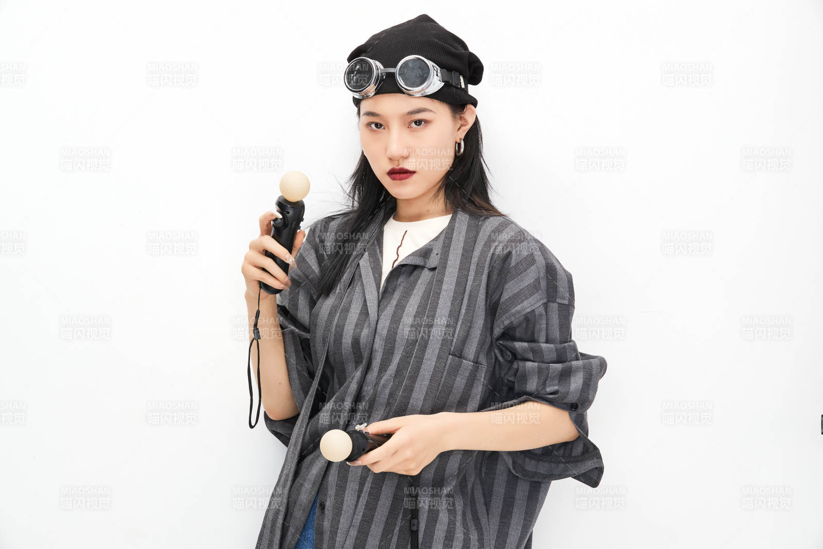 手持电子游戏操控器的亚洲少女图片