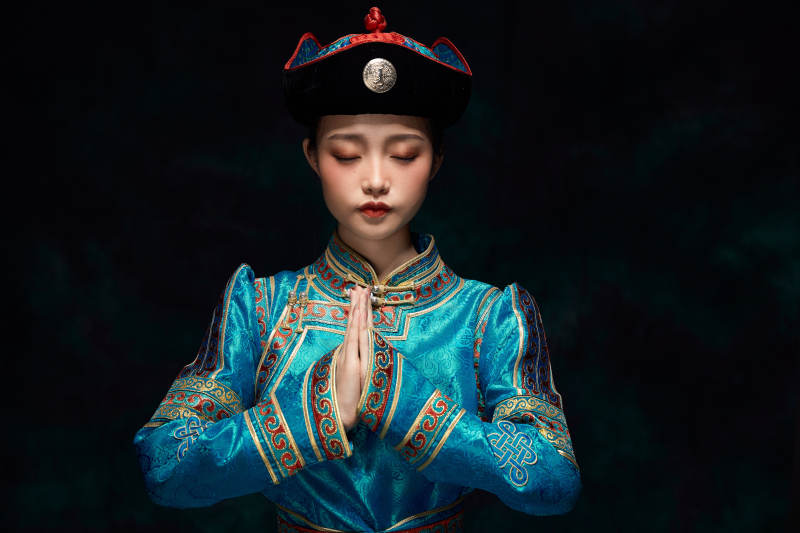 穿着蒙古族服饰的亚洲青年女性图片