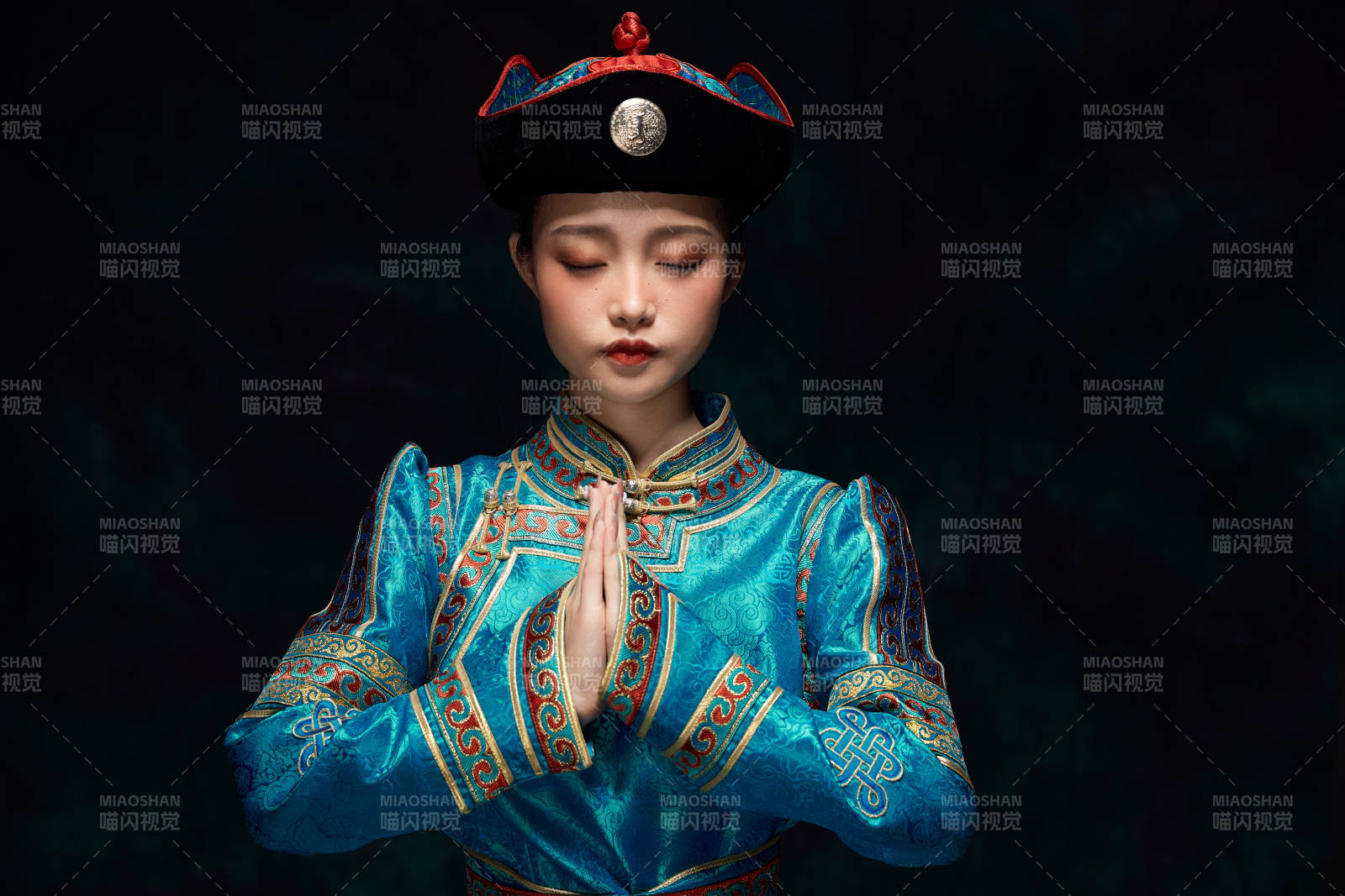 穿着蒙古族服饰的亚洲青年女性图片